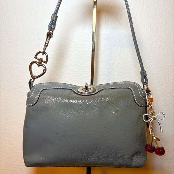 Coach turn lock mini bag/wristlet in Patent leather 🎀 - Picture 1 of 5